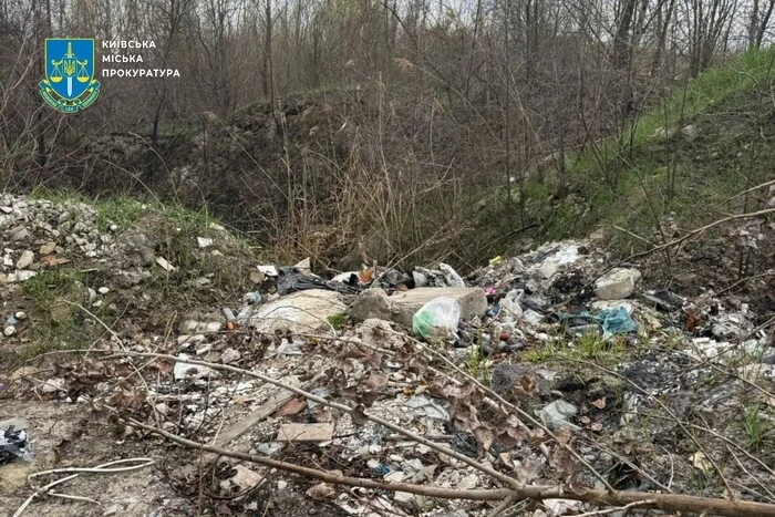 Троєщина завалена сміттям. Прокуратура вимагає від Кличка реальних дій