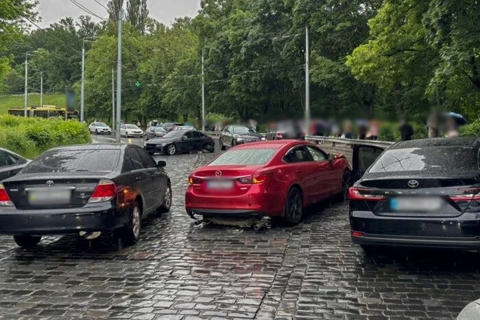 Через ДТП рух на Подільському узвозі ускладнено в обох напрямках