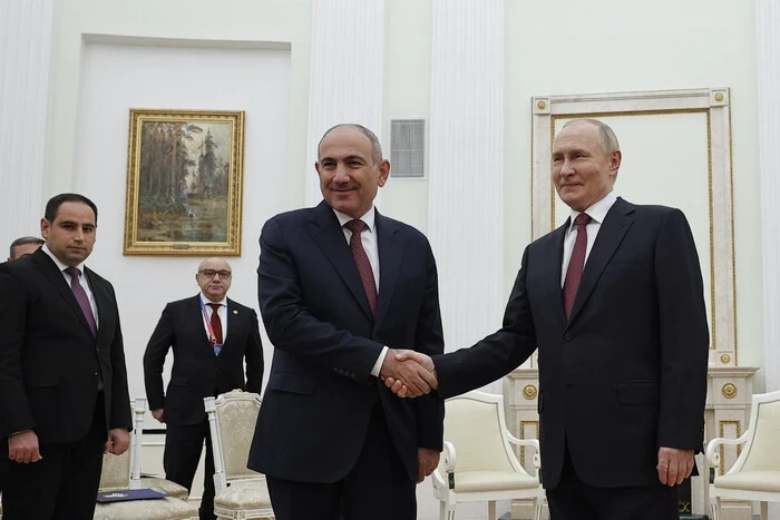 Путін дав слабину? Кремль вийшов на зв'язок з Пашиняном після скандалу