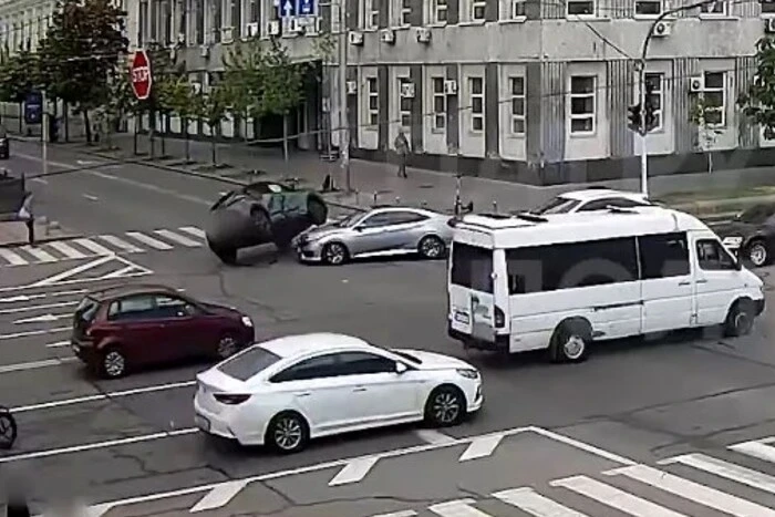 Поліція показала відео перекидання авто на бульварі Шевченка і назвала причину аварії
