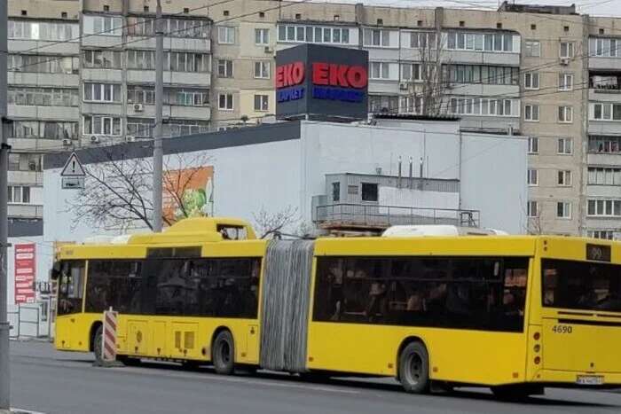 Сьогодні у Києві змінено маршрути трьох автобусів через ярмарки: схеми руху