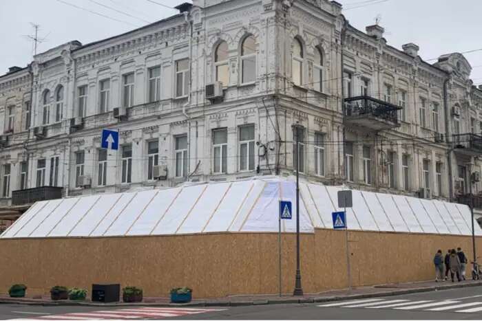 Упритул до будинку-пам'ятки архітектури на Сагайдачного будівельники зводять терасу (фото)