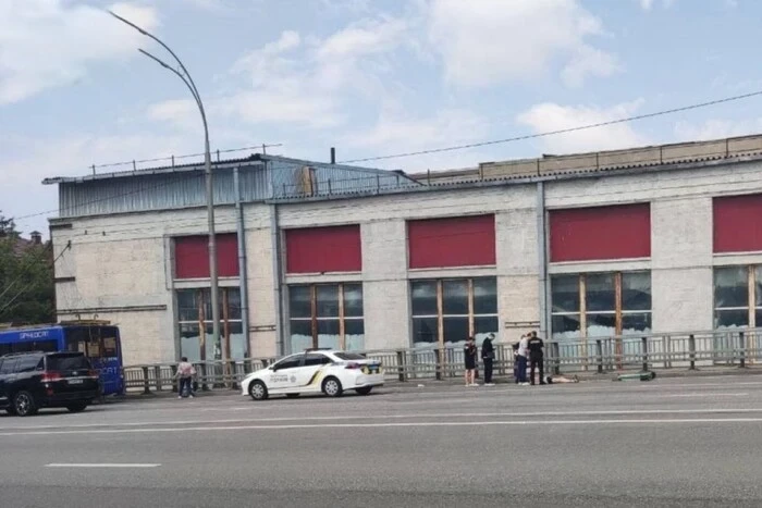 На Шулявському мосту тролейбус зачепив самокатника (фото)