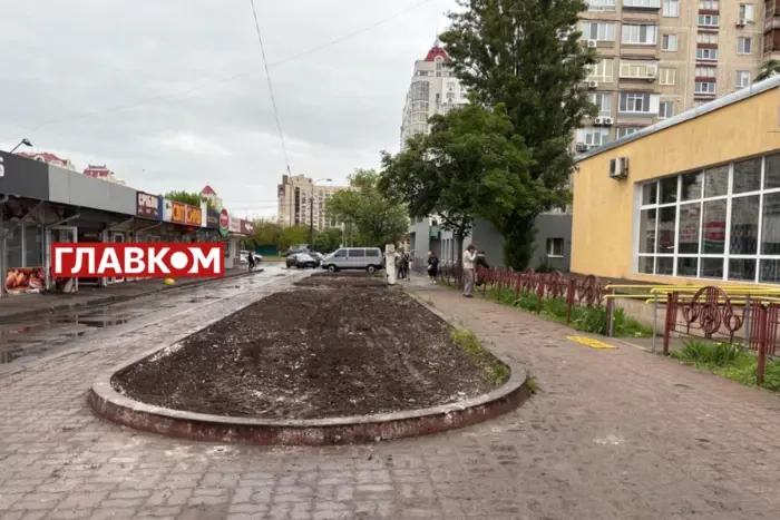 На Оболоні демонтовано МАФи біля метро «Мінська»