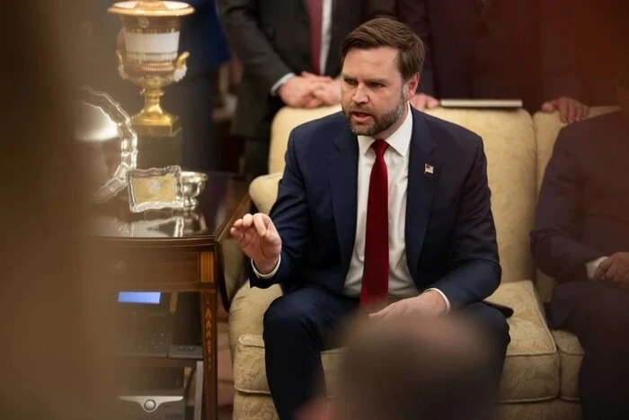 Віцепрезидент США потрапив у скандал через висловлювання про китайців