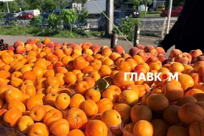 Дешевше за полуницю: огляд цін на ранні персики та абрикоси в Києві