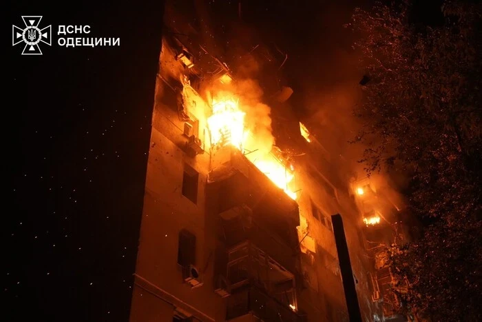 Людей виводили з палаючих квартир після атаки БпЛА: ДСНС показала фото з Одеси