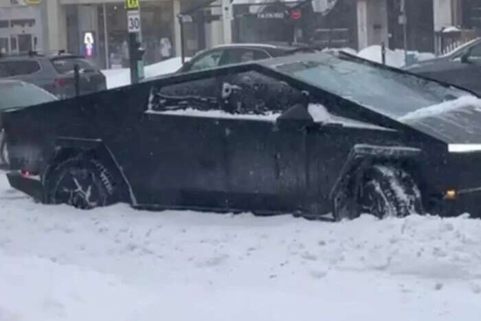 Суперсучасна автівка Tesla Cybertruck не витримала снігу у Канаді