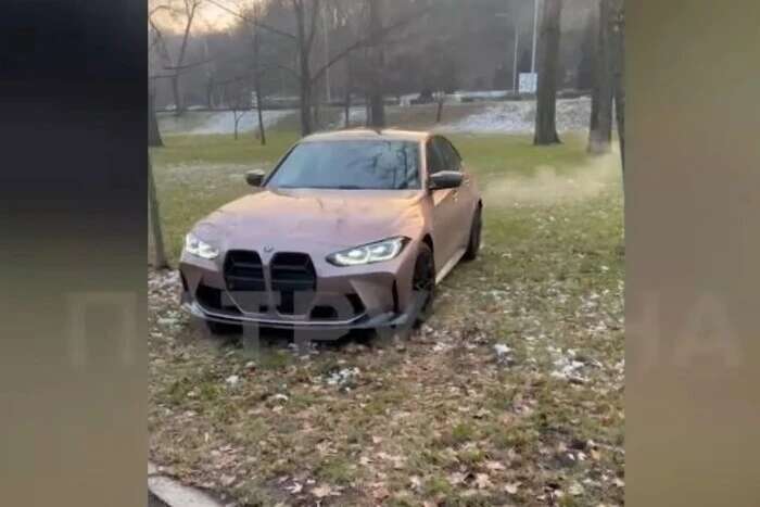 У Києві знайшли та покарали водія автомобіля BMW, який припаркувався на газоні