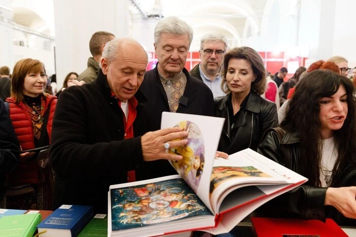 Подружжя Порошенків назвало три книги, які придбали на «Книжковому Арсеналі»