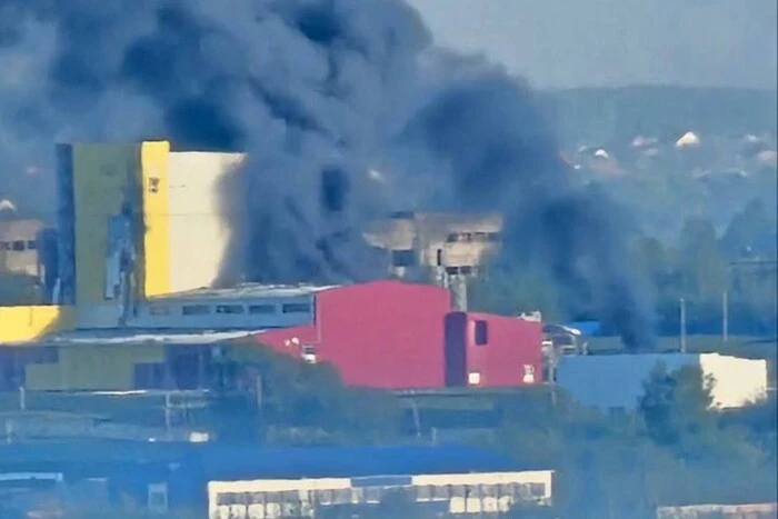 У Саранську палає завод з виробництва оптоволокна (фото, відео)