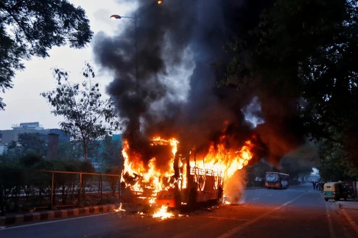 В Індії загорівся пасажирський автобус: загинуло 19 людей, десятки отримали поранення
