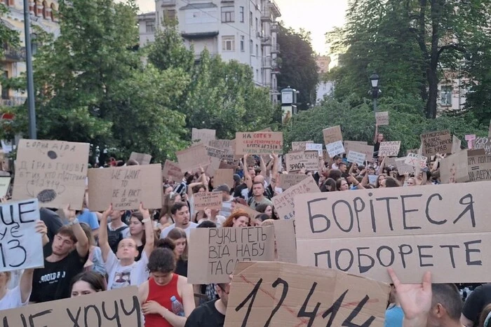 Що окрім матюків? Найяскравіші цитати з плакатів Картонкового майдану