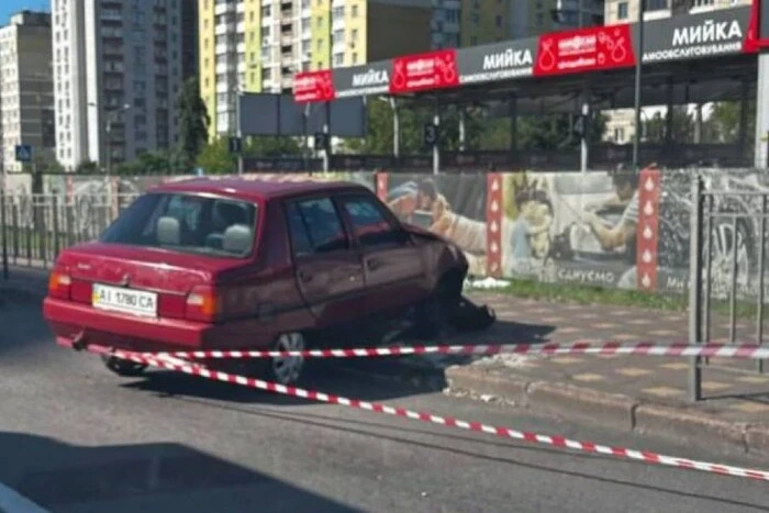 ДТП на проспекті Палладіна: розбита автівка четвертий день стоїть на дорозі (фото)