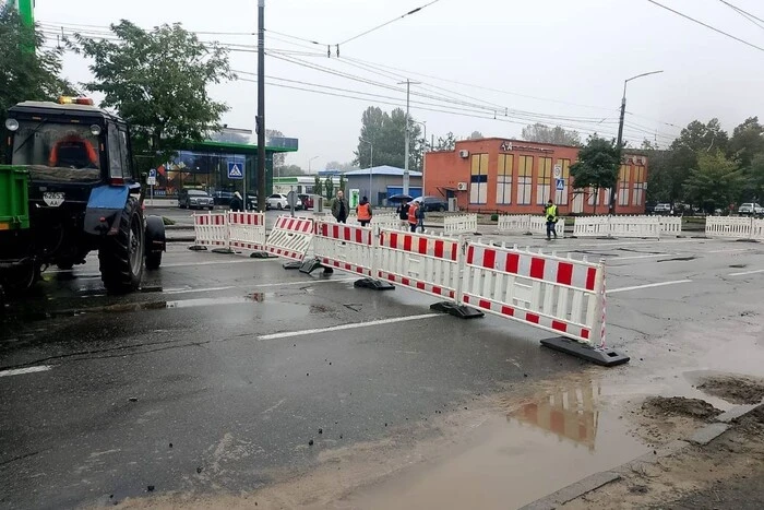 Прорив труби на Іллєнка: водопостачання відновлено, рух транспорту досі обмежений