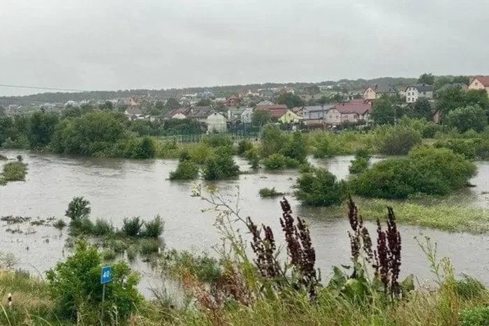Сильні зливи накрили Україну: ІІ рівень небезпеки оголошено у низці областей