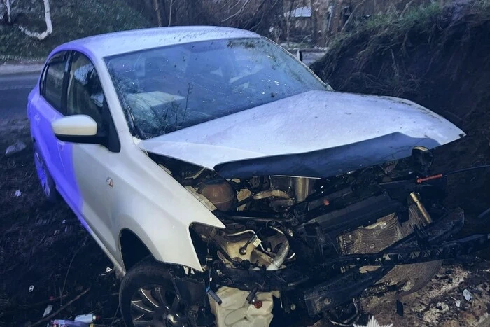 У Гостомелі водійка Volkswagen врізалася в бетонні блоки, є постраждалі