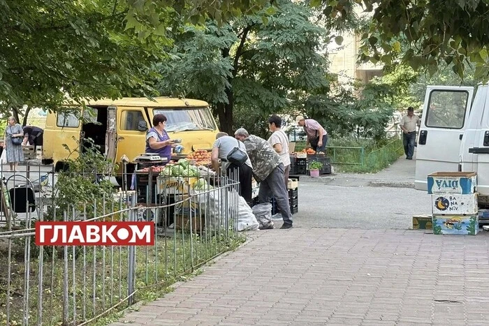 На Оболоні комунальники демонтували стихійний ринок, але він відновив роботу через дві години (фото)
