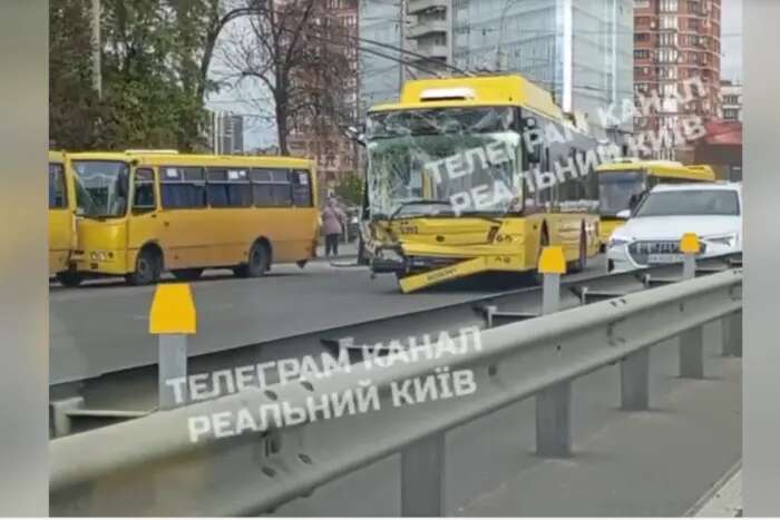 На ВДНГ тролейбус в’їхав в автобус, рух ускладнений (відео)