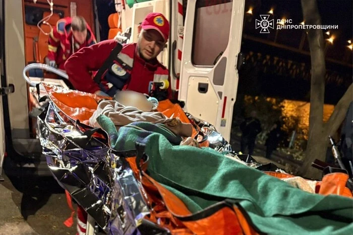 Дніпро: надзвичайники врятували 17-річну дівчину, яка стрибнула з Амурського мосту