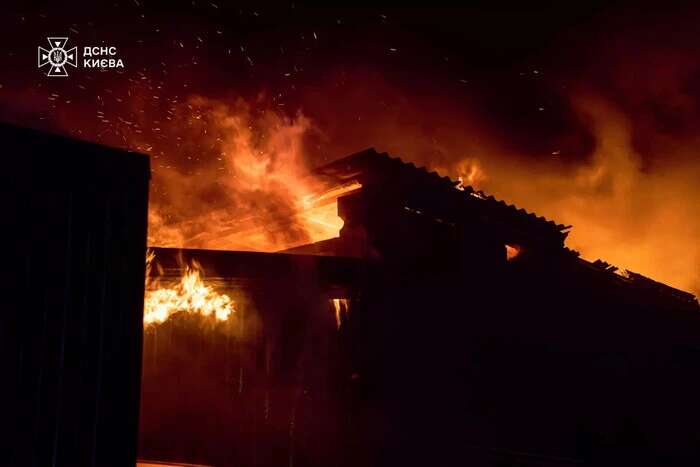 В одному з районів Києва через падіння уламків загорівся дах будинку