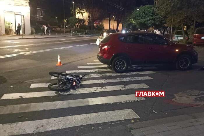 Авто перетнуло подвійну смугу і збило велосипедиста: фото з місця ДТП у центрі столиці