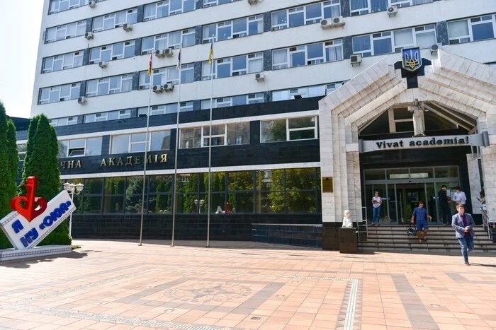 Одеська юракадемія судиться з Міносвіти: вимагає 1 млн грн через заяву Винницького