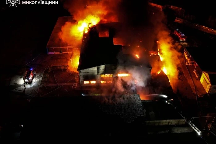 У Миколаєві після обстрілу РФ спалахнула масштабна пожежа (фото)
