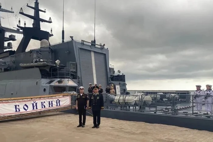 Росія використовує військовий корабель для захисту санкційної нафти