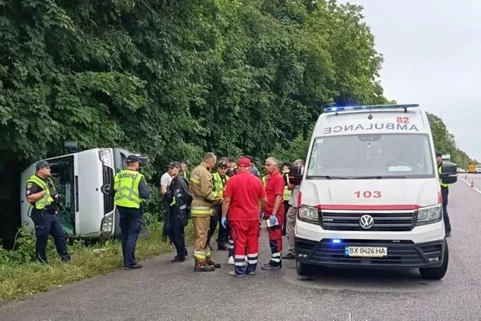 На Хмельниччині перекинувся пасажирський автобус: є потерпілі