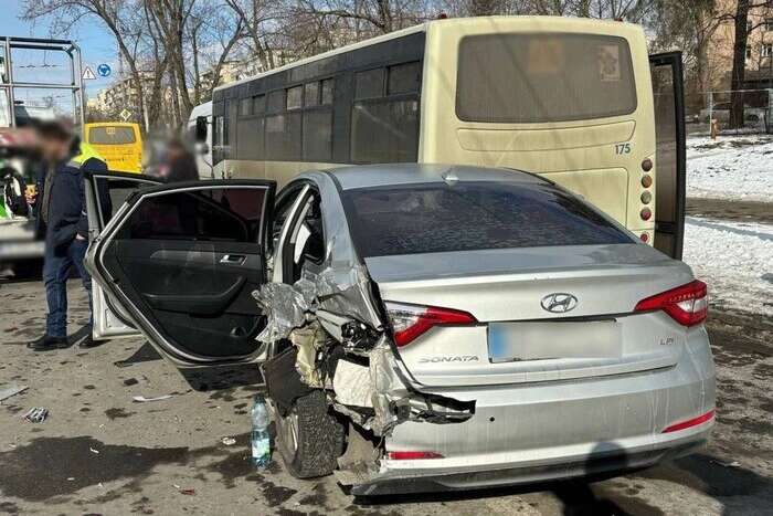 У столиці Hyundai врізався в маршрутку: у крові водія виявлено високий рівень алкоголю