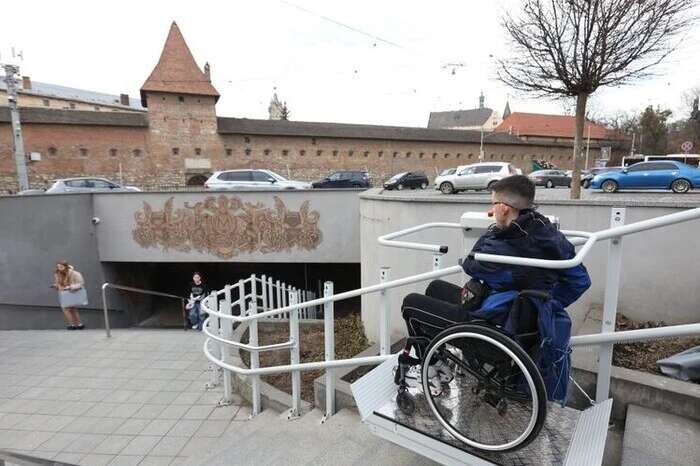 У Львові вперше з’явився електричний підйомник у підземному переході