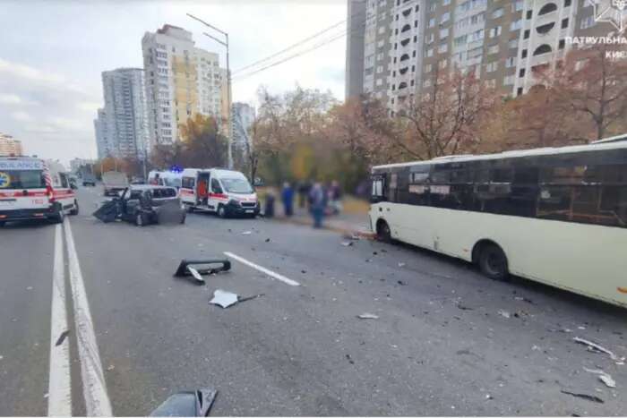 Людей затиснуло у салоні: на Харківському шосе ДТП за участі кількох авто й автобуса