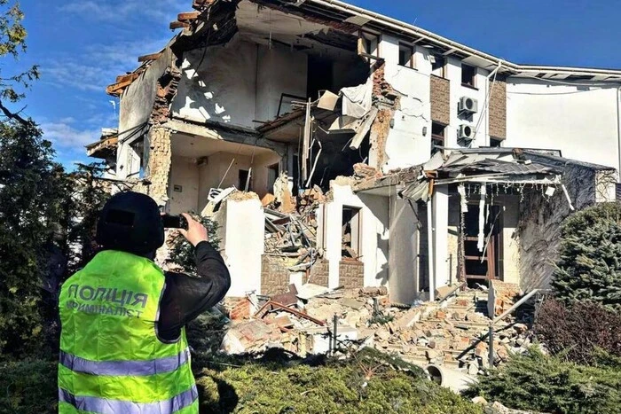 Пошкоджені будинки та автомобілі: фото наслідків атаки на Київщину