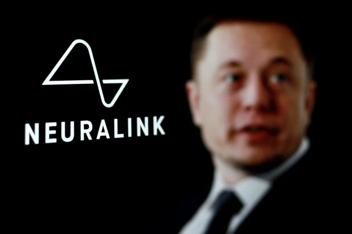 Компанія Ілона Маска запланувала масове вживлення чипів