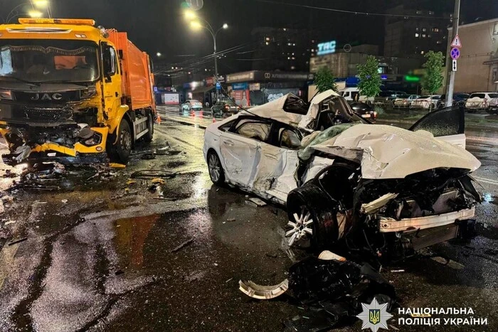 У Києві Audi влетіла у вантажівку: є постраждалий