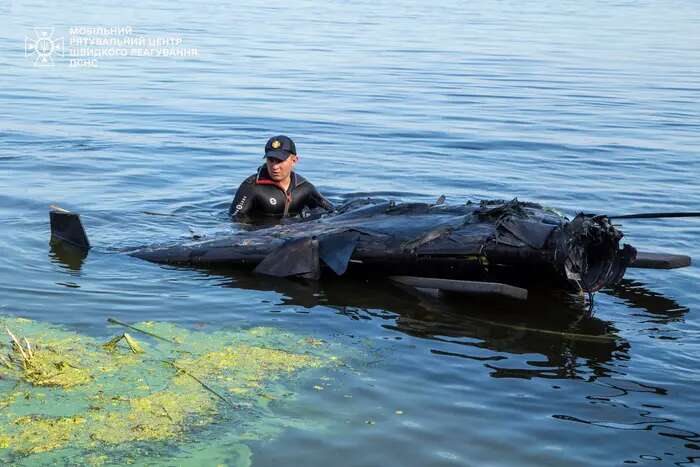 Водолази-сапери дістали з річки Дніпро частину безпілотника (фото)