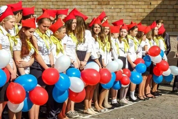 Окупанти на захоплених територіях використали «останні дзвоники» для вербування випускників в армію РФ