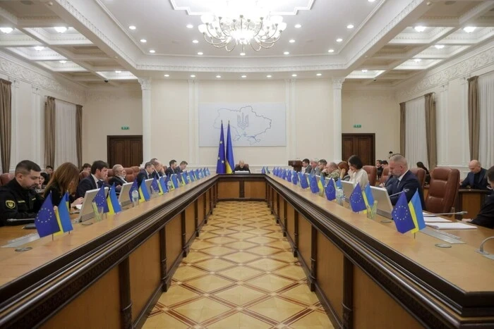 Зарплата урядовців за рік зросла майже на чверть: дослідження