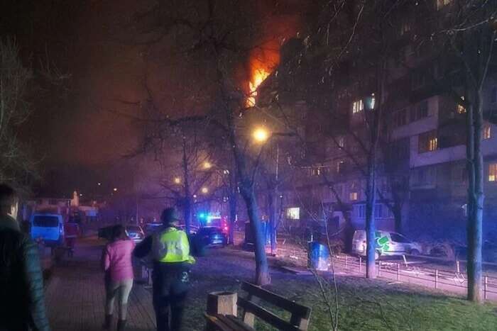 У п'ятьох районах столиці впали уламки дронів: зайнялись пожежі (відео)