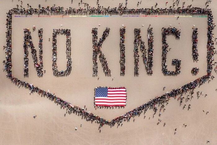 Протестувальники утворили живий напис No Kings у Сан-Франциско (відео)