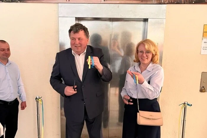 Ректор університету Шевченка урочисто запустив ліфт для економічного факультету