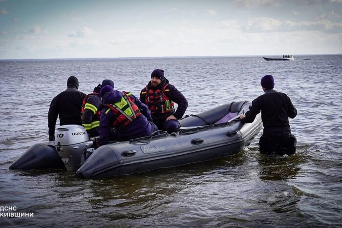 На Київському водосховищі через штормовий вітер перекинувся човен: один рибалка загинув