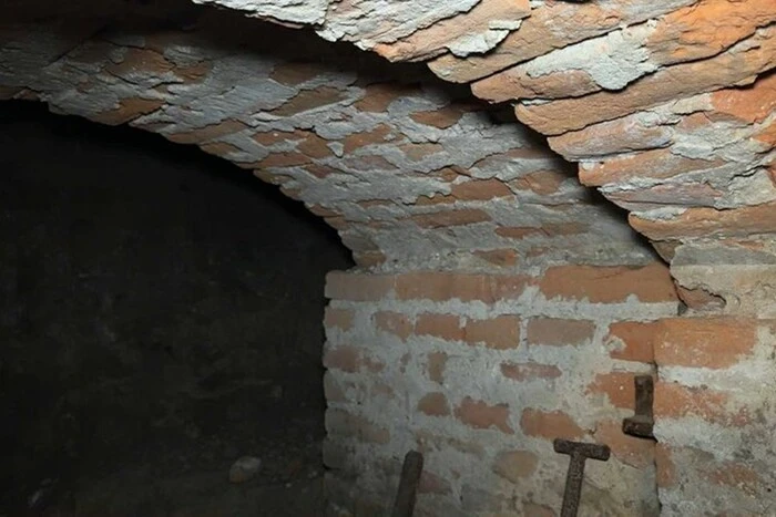 На Хмельниччині чоловік придбав будинок та виявив під ним глибоке підземелля