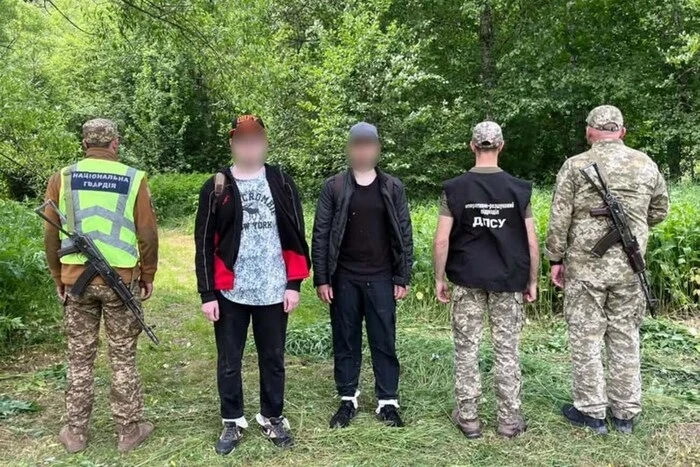 Саджати до в’язниці за втечу з країни. Юристи вказали на недоліки скандального законопроєкту уряду
