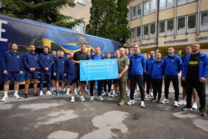 Збірна України з футболу відвідала поранених військовослужбовців