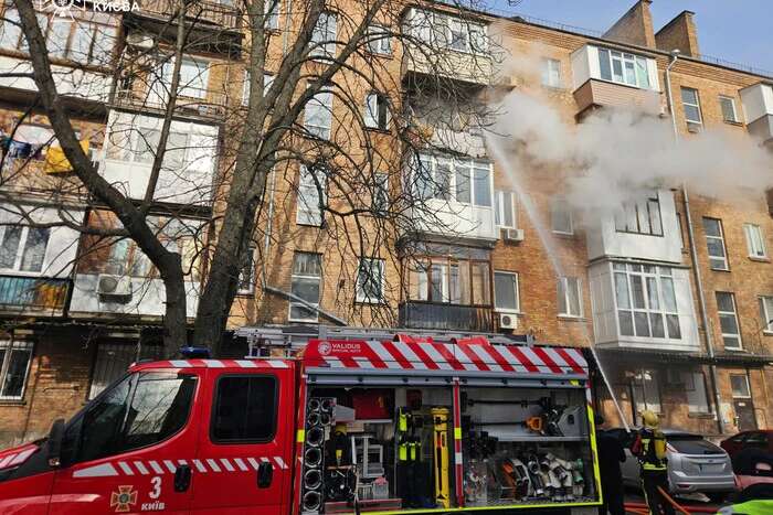 У Києві горіла квартира у п'ятиповерхівці. Рятувальники вивели на повітря вагітну жінку