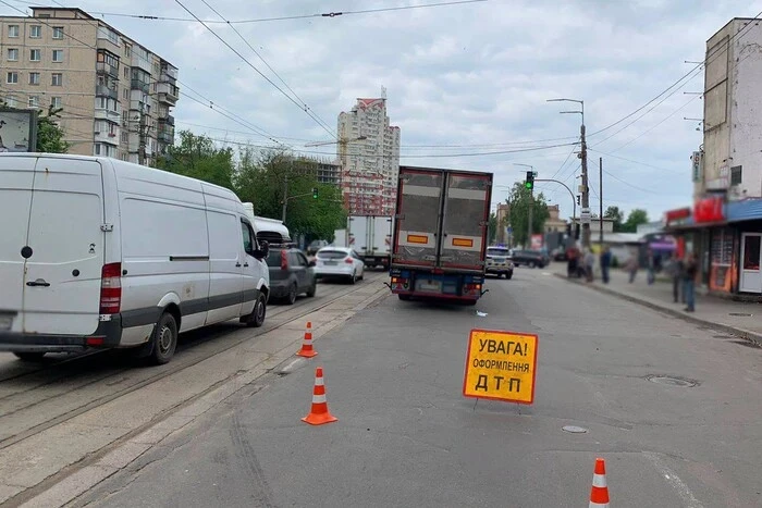 У Києві під колесами вантажівки загинула літня жінка: деталі трагедії