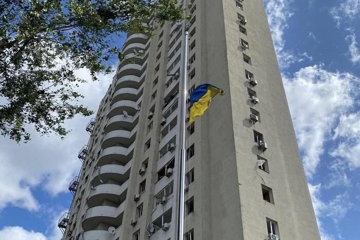 Біля пошкодженого росіянами будинку у Києві вцілів флагшток із прапором України (фото)