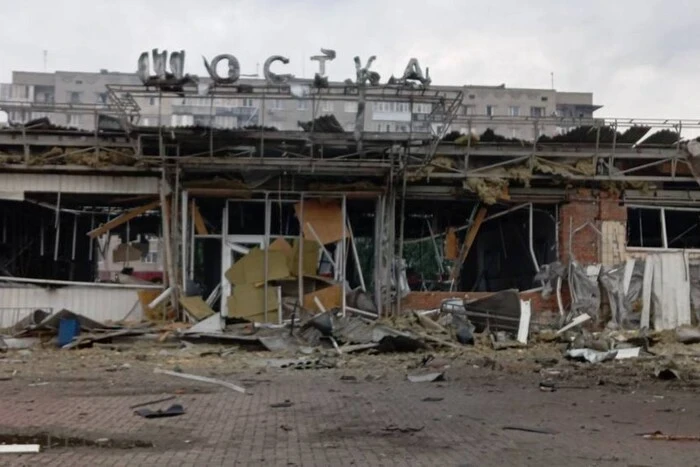 Росіяни знищили вокзал у Шостці